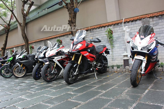 
Từ trái sang, Kawasaki Z1000, Yamaha R1, R1M, MV Agusta F4RR, BMW S1000XR và Honda CBR1000RR Fireblade.
