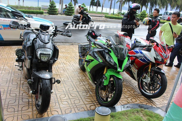 Bộ ba Ducati Diavel, Kawasaki ZX-10R, và Honda CBR1000RR Fireblade đọ dáng cùng nhau.