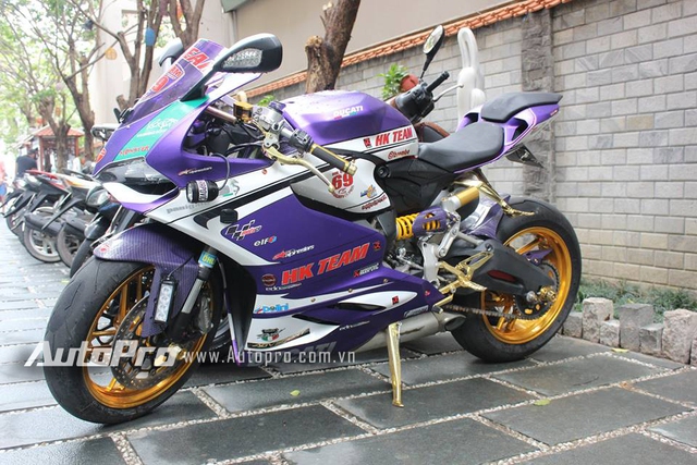 Trong đó ấn tượng nhất là cặp la-zăng với sắc vàng 18k óng ánh, kết hợp dàn áo tím trắng mang đến vẻ lộng lẫy cho chiếc sportbike.