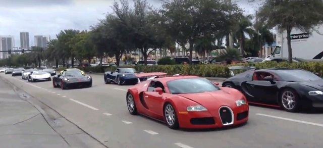 
Đoàn siêu xe nhanh chóng diễu hành trên phố. Trong ảnh là bộ đôi Bugatti Veyron, phía sau là cặp đôi Pagani Huayra.
