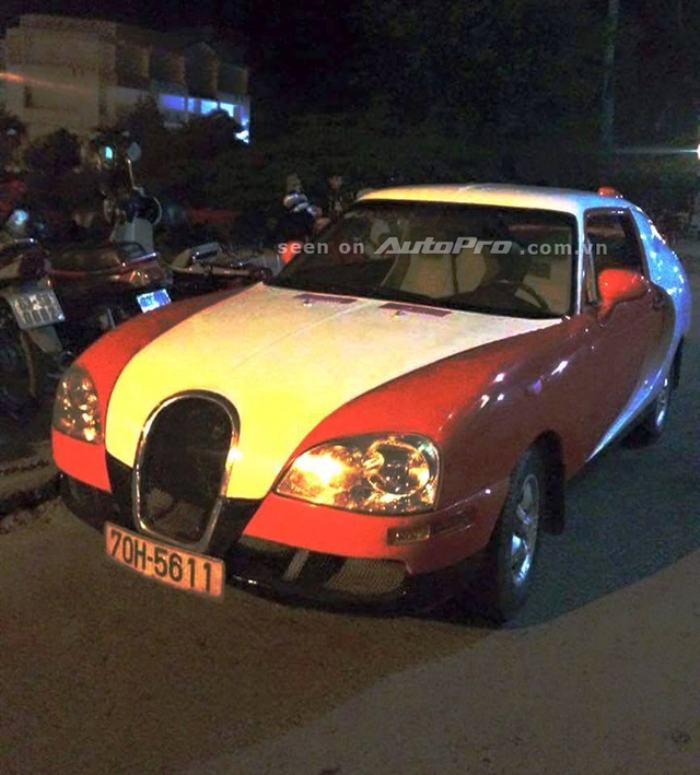 
Gần đây, cư dân mạng lại có phen ngã ngửa khi hình ảnh chiếc Bugatti Veyron nhái được chia sẻ trong một diễn đàn ô tô - xe máy. Ở lần biến hình này, chiếc Bugatti Veyron nhái được sơn màu đỏ-trắng tương tự ông hoàng tốc độ của đại gia Minh Nhựa từng về nước vào tháng 2/2012.
