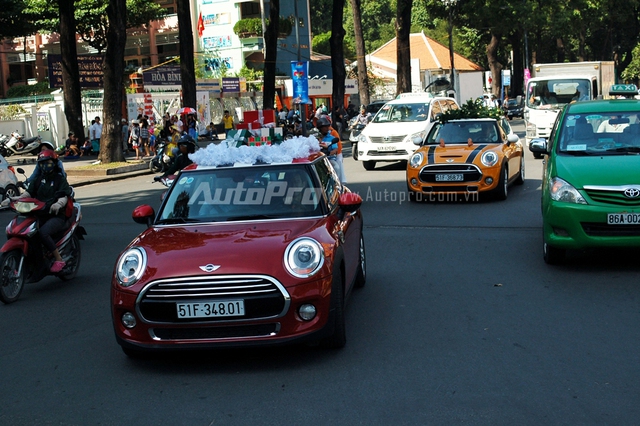 
Trong đoàn xe có sự xuất hiện của 2 chiếc Mini Cooper thuộc phiên bản 3 cửa.
