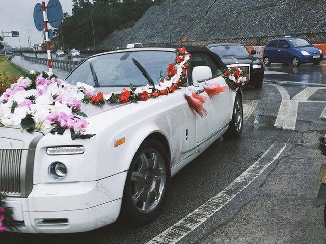 
Trong đó nổi bật nhất là chiếc xe rước dâu Rolls-Royce Phantom Drophead Coupe trắng muốt cùng dàn hoa cưới trang trí ấn tượng.
