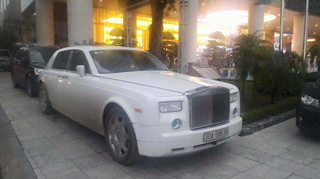 Bên cạnh dàn xe rước dâu hoành tráng, trong buổi tiệc cưới còn có sự xuất hiện của chiếc xe siêu sang Rolls-Royce Phantom màu trắng.