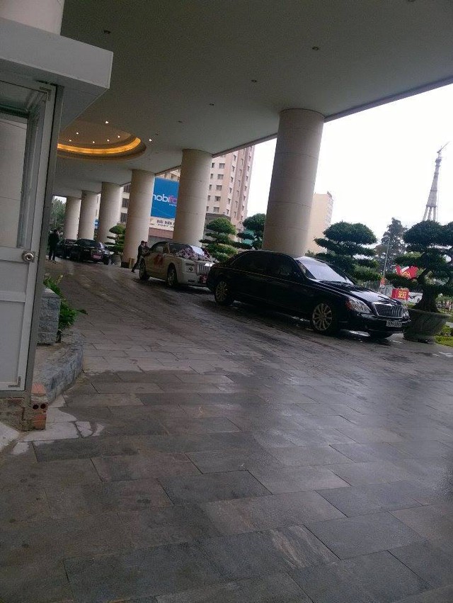 
Dàn xe siêu sang đỗ trước sảnh khách sạn cao cấp tại Quảng Ninh. Dẫn đầu là Maybach 62S của gia đình chú rể, Rolls-Royce Phantom Drophead Coupe đậu ngay phía sau và hai chiếc Rolls-Royce Ghost chốt đoàn. Ảnh: Siêu xe Quảng Ninh.
