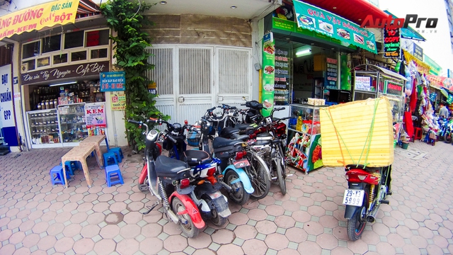 
Ghi nhận tại cổng một trường THPT trên địa bàn Hà Nội, hầu như 100% xe máy điện chưa có biển số

