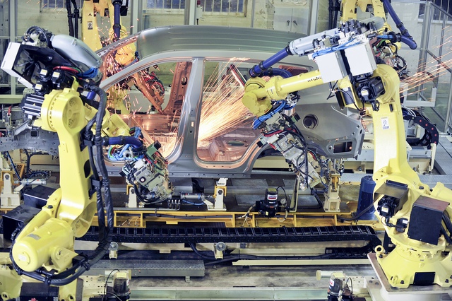 Robot hàn tự động đang hàn khung chiếc Hyundai SantaFe tại nhà máy của HTC tại Ninh Bình.
