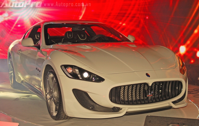 
Trong buổi lễ ra mắt, đại diện đơn vị phân phối Maserati là Auto Modena cũng chia sẽ phân khúc dành cho những chiếc GranTurismo tại thị trường Việt Nam nằm ở phân khúc giữa siêu xe và xe thể thao cao cấp. Đây là thị trường còn khá mới mẻ và rất khó tìm kiếm đối thủ cho chiếc xe thể thao quý tộc đến từ Ý, đại diện hãng cho biết.
