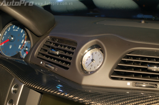 
Đồng hồ xem giờ cùng biểu tượng đinh ba quen thuộc trên những chiếc Maserati.
