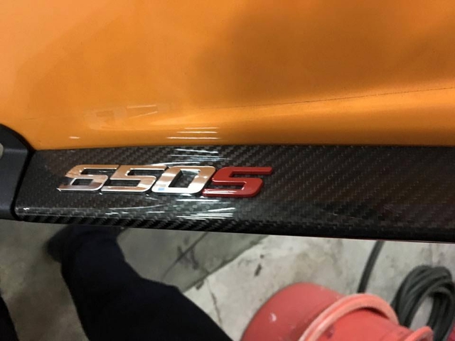 Logo 650S trên nền sợi carbon xuất hiện bên hông xe.
