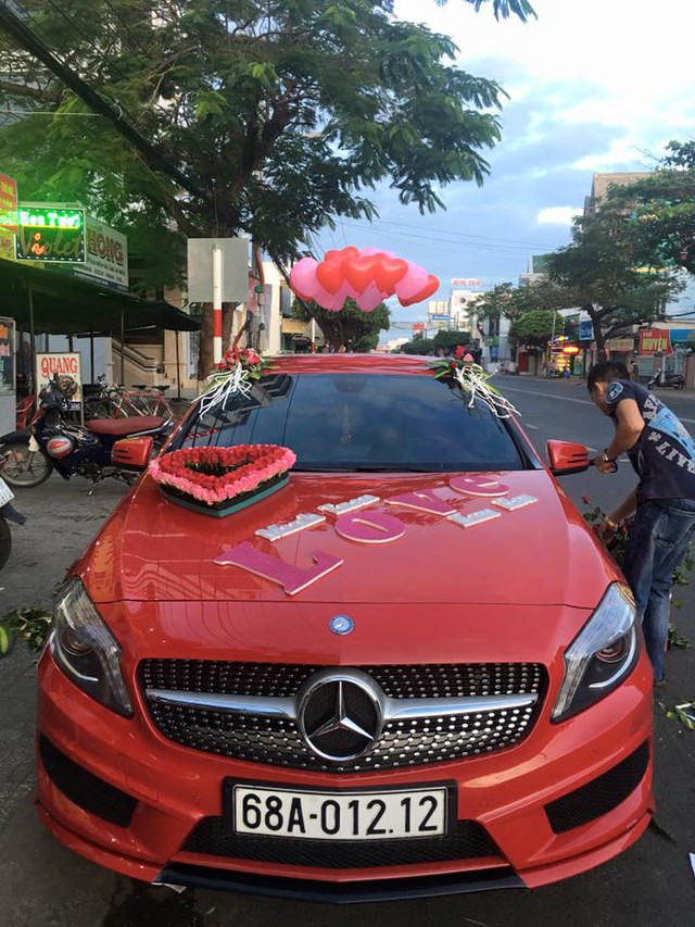 Trong đó, xe rước dâu là chiếc Mercedes-Benz A250 AMG trong bộ áo đỏ rực được trang trí hoa cưới hình trái tim ấn tượng trên nắp capô. Ngoài ra, xe còn có tên chú rể và cô dâu xuất hiện trước đầu xe hay chùm bóng bay khá lạ mắt so với cách trang trí của những chiếc xe rước dâu khác.