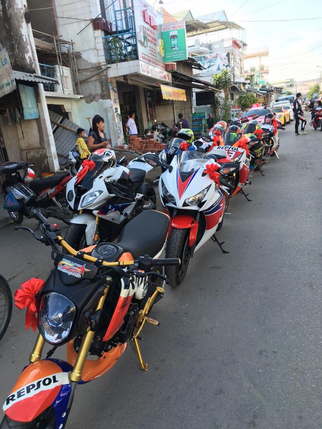 
Honda MSX 125 trong bộ áo Repsol thể thao cũng xuất hiện trong đoàn mô tô rước dâu tại Rạch Giá.
