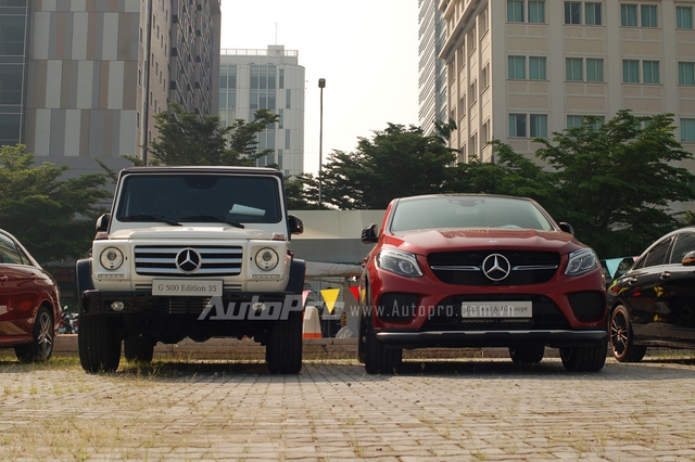 
Nổi bật trong đoàn xe 11 chiếc là cặp đôi Mercedes-Benz G500 Edition 35 (trái) và GLE 450 AMG Coupe. Trong đó, Mercedes-Benz GLE 450 AMG Coupe có giá 3,999 tỷ Đồng.
