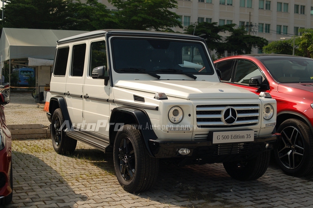 
G500 Edition 35 là nhân tố thứ 2 sau C63 S AMG Edition. Xe có ngoại hình nổi bật với màu sơn trắng Mystic Designo tương phản với màu sơn đen bóng trên cản trước, cản sau, vè bánh xe, gương chiếu hậu và mui xe. Bộ mâm 18 inch 5 chấu kép cũng được sơn màu đen bóng tông xuyệt tông.
