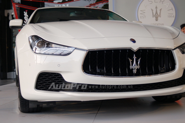 Maserati Ghibli có chiều dài 4.971 mm, chiều rộng 1.945 mm và chiều cao 1.461 mm. Chiều dài cơ sở 2.998 mm.