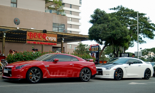 Bộ đôi siêu xe đường phố Nissan GTR. Trong đó chiếc xe mang ngoại thất màu đỏ được độ công suất lên 600 mã lực.