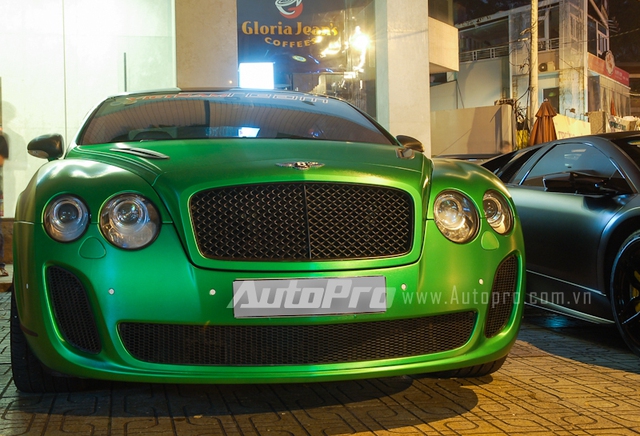 Bentley Continental GT màu xanh lá.
