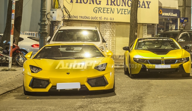 Lamborghini Aventador LP 700_4 màu vàng đến dự tiệc vào lúc hơn 12 đêm.