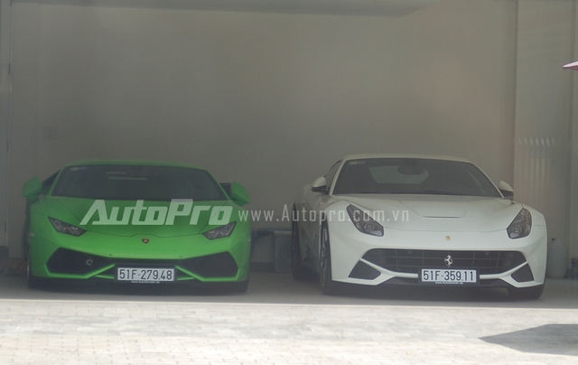 Bộ đôi siêu xe Lamborghini Huracan LP610-4 cùng Ferrari F12 Berlinetta khoe dáng trong garage riêng.