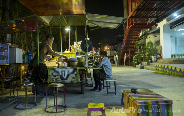 
Quán ăn lưu động của cô Tây và anh chàng họa sỹ Việt được thiết kế dựa trên một chiếc xe ba gác. Chính anh Mạnh là người đã thiết kế quán ăn lưu động độc đáo này.​
