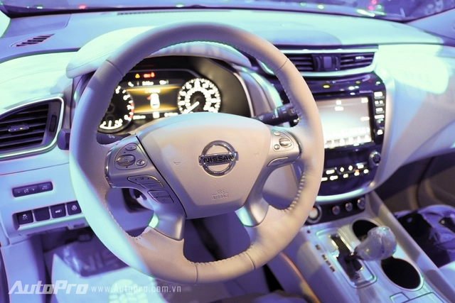 
Các trang bị tiêu chuẩn của Nissan Murano Platinum AWD 2015 bao gồm cửa sổ trời chỉnh điện, ứng dụng NissanConectSM, ghế ngồi không trọng lực, màn hình màu cảm ứng 8 inch, SiriusXM® Satellite Radio và Travel Link, đàm thoại rảnh tay Bluetooth, khởi động động cơ từ xa cùng hệ thống âm thanh Bose 11 loa.
