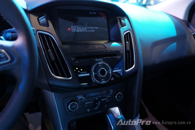 
Ford Focus mới vẫn được trang bị hệ thống điều hoà tự động 2 vùng độc lập và bảng điểu khiển trong xe cũng có vài điểm thay đổi.
