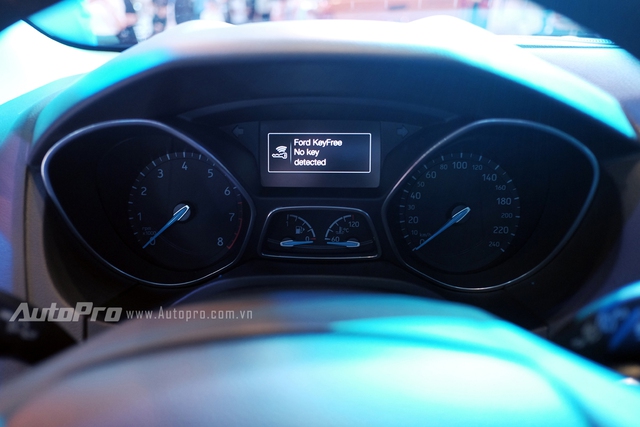 
Mặt đồng hồ trung tâm đặc trưng của dòng xe Ford Focus kết hợp cùng một màn hình điện tử hiển thị thông tin.
