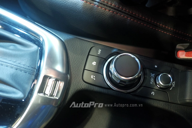 
Mazda2 all-new được trang bị núm điều khiển trung tâm tương tự những mẫu xe hạng C.
