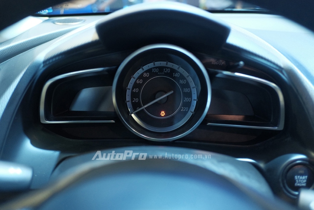 
Đồng hồ trung tâm của Mazda2 là tổ hợp giữa đồng hồ cơ và 2 màn hình điện tử hiện thị thông tin.
