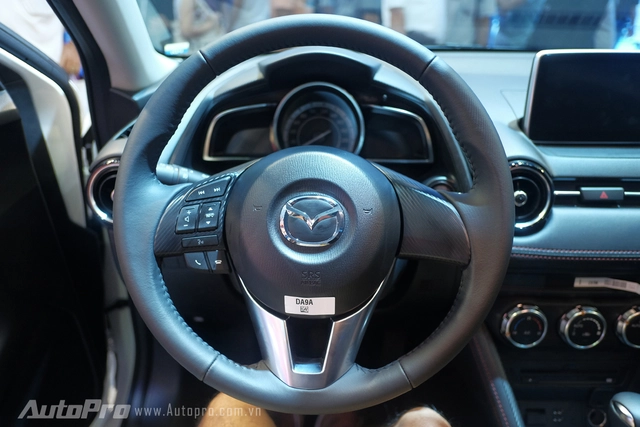 
Vô-lăng ba chấu thể thao của Mazda2 all-new, có tích hợp phím chức năng, thoại rảnh tay.

