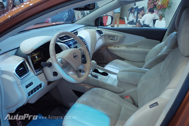 
Bên trong Nissan Murano Platinum AWD 2015 là không gian nội thất được bao phủ bằng da cao cấp màu trắng sáng.
