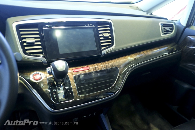 
Honda Odyssey được trang bị màn hình cảm ứng 7 với kết nối HDMI, Bluetooth, USB và hệ thống điều hoà độc lập 3 vùng điều khiển bằng màn hình cảm ứng ở ngay phía dưới.
