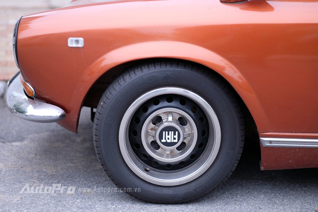 
Bộ vành nguyên bản vẫn được người chủ xe giữ lại nhưng lốp xe đã được thay loại đời mới.
