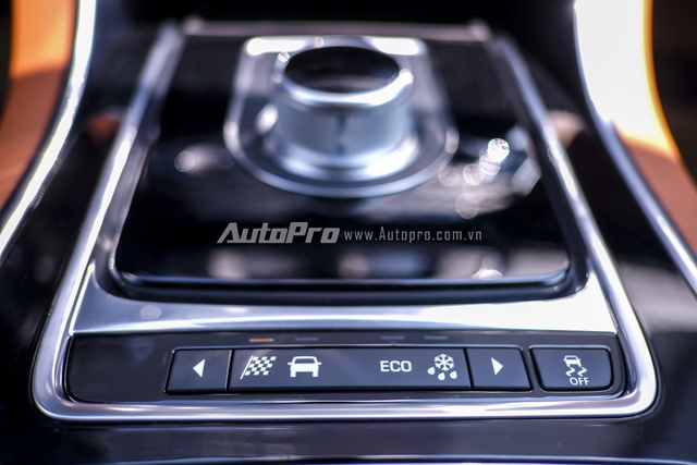 
Các nút chuyển chế độ lái của Jaguar XE đặt ngay dưới núm chỉnh hộp số.
