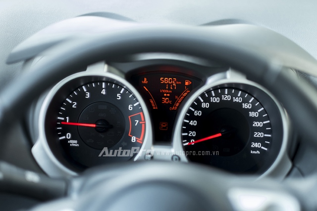 
Đồng hồ trung tâm hiển thị thông số của xe cho người lái.
