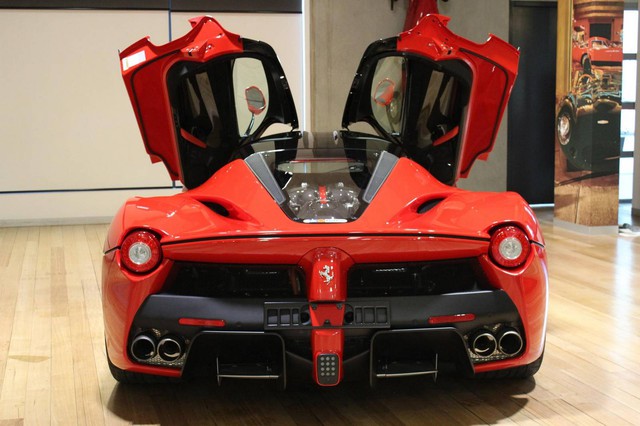 
 Hệ dẫn động hybrid mạnh mẽ cho phép Ferrari LaFerrari tăng tốc từ 0-96 km/h trong thời gian dưới 3 giây và đạt vận tốc tối đa 350 km/h.
