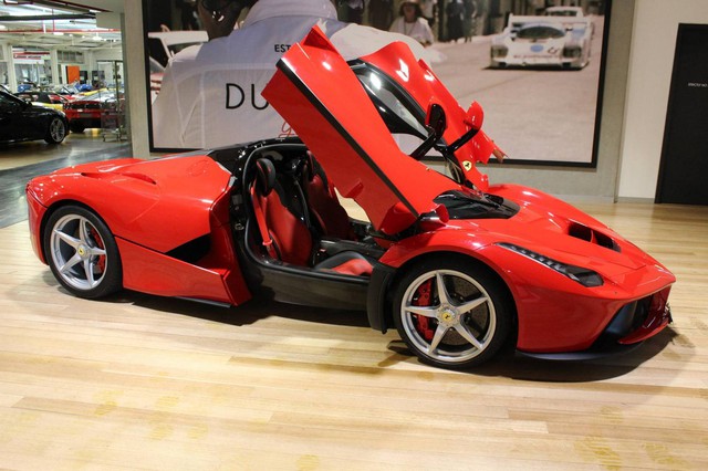 
Giá xuất xưởng cho một siêu phẩm như Ferrari LaFerrari vào khoảng 1,7 triệu đô. Siêu ngựa rao bán sở hữu ngoại thất màu đỏ Rosso Corsa hiếu chiến, ngoài ra cùm phanh tông xuyệt tông ngoại thất càng làm nổi bật ngoại hình của siêu xe hàng hiếm.
