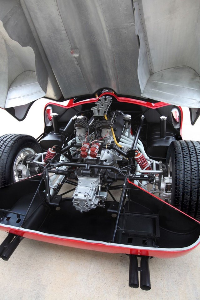 Động cơ là loại V12 trên những chiếc Ferrari 250.