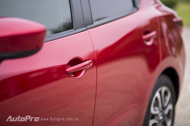 
Tay nắm cửa của Mazda2 thế hệ mới với ổ khoá cơ thông thường.
