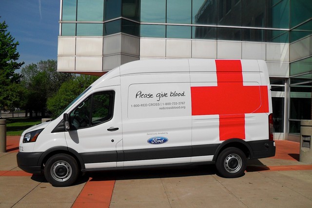 
Một chiếc Ford Transit được biến thành trung tấm hiến máu lưu động, trong đó có đầy đủ phương tiện và thiết bị để những người tình nguyện có thể hiến máu cứu người cho tổ chức Chữ Thập Đỏ.
