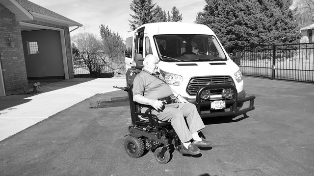
Chiếc Ford Transit này thực sự hữu dụng cho người già và người tàn tật. nó có một cơ cấu nâng giúp vận chuyển xe lăn lên một cách dễ dàng.
