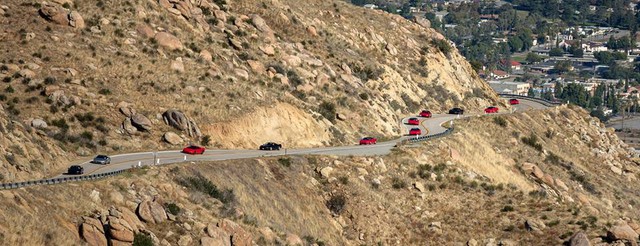 
Đoàn siêu xe NSX nối đuôi nhau trên cung đường núi tuyệt đẹp

