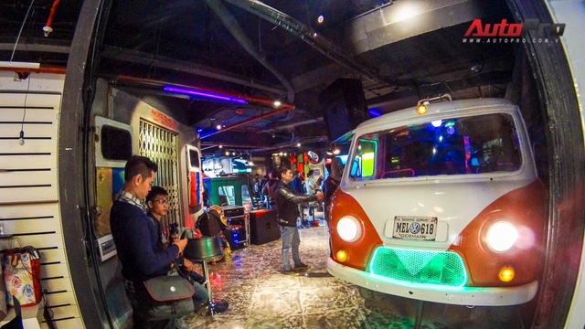 Cửa vào của quán được trang trí với phần đầu xe Volkswagen Type 2 (Microbus)