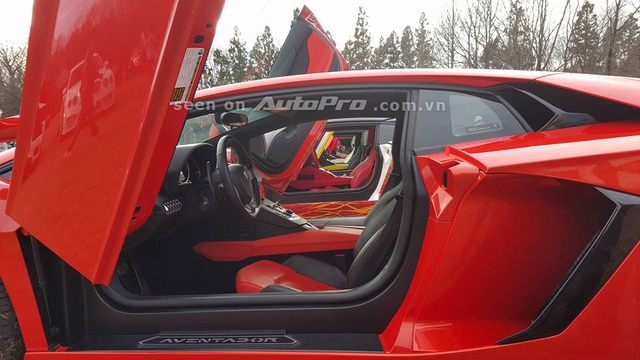 
Siêu bò Lamborghini Aventador khoe vẻ đẹp với bộ cửa cắt kéo ấn tượng khi mở cùng nhau.
