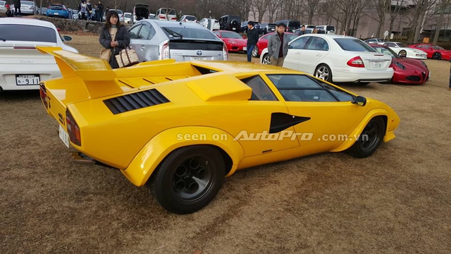 
Trong đó, nổi bật là sự xuất hiện của siêu xe hàng cổ Lamborghini Countach 5000 Quattrovalvole màu vàng rực. 
