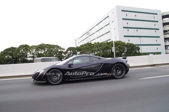 
Siêu phẩm McLaren P1 màu đen bóng có giá 1,5 triệu USD tại thị trường nước ngoài cũng xuất hiện trong buổi tụ tập. Trên thế giới, chỉ có 375 chiếc McLaren P1 được sản xuất. Vì thế, việc xuất hiện 2 chiếc McLaren P1 tại thị trường Nhật Bản cũng khiến nhiều người bất ngờ. Trước đó, chiếc McLaren P1 đầu tiên tại Nhật Bản được sơn màu vàng đã gặp tai nạn vào hồi tháng 11/2014.
