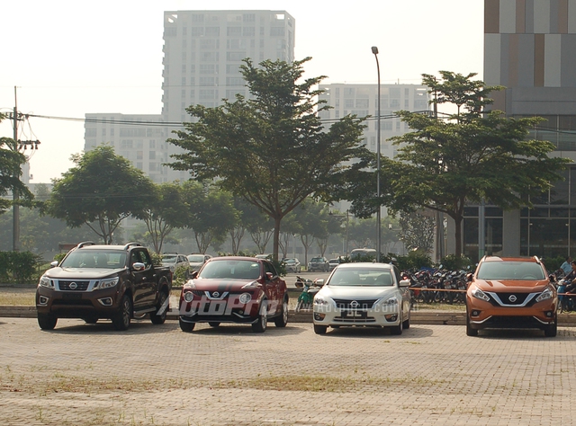
Dàn xe của Nissan cũng được đưa đến bãi tập kết trước trung tâm Hội nghị và Triển lãm Sài Gòn (SECC) và nhanh chóng lọt vào ống kính máy ảnh. Từ trái qua phải là Nissan Navara NP300, Juke, Teana và Murano.
