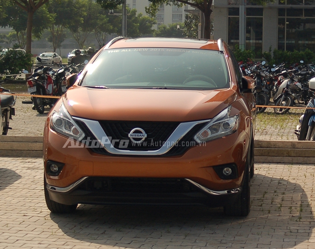 
Nổi bật trong số đó là Nissan Murano thế hệ mới. Nissan Murano mới xuất hiện tại VMS 2015 thuộc bản cao cấp Platinum có giá đắt nhất, khoảng 39.000 USD tại thị trường Mỹ, với vô lăng cùng ghế trước có chức năng sưởi ấm.
