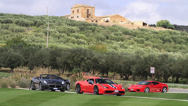 
Ferrari 458 Italia Speciale cùng Ferrari California dẫn đầu. Chốt đoàn là Ferrari 360 Modena.
