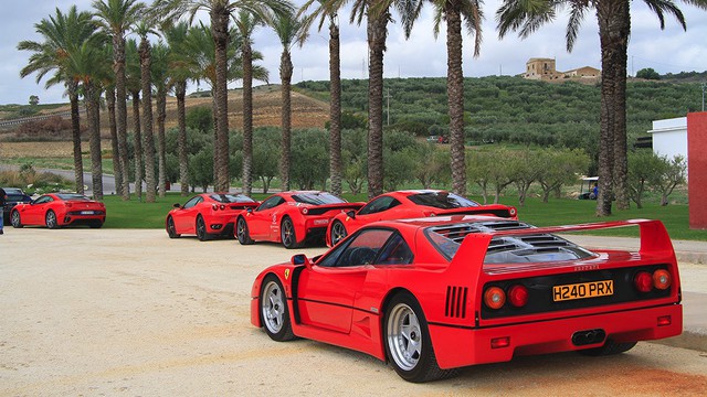 
Hàng cổ Ferrari F40 bên cạnh những siêu phẩm hiện đại.
